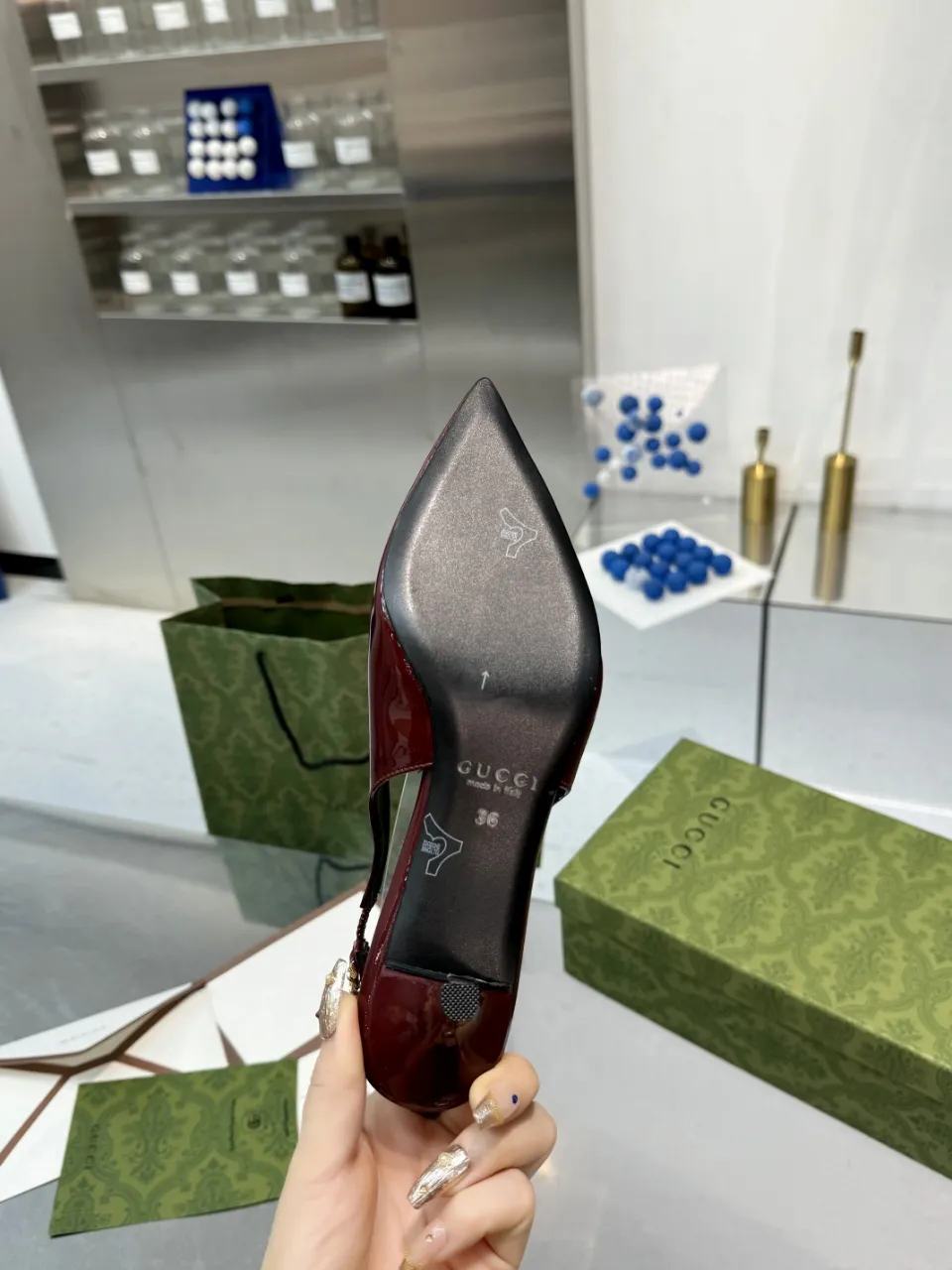 👟👟Ex-factory price 440👟👟 (genuine leather sole +40) Gucci Signoria pumps are named after the central square of Florence, recreating the classic and elegant style of the birthplace of the brand. Combining shiny patent leather with a pointed toe, these shoes are embellished with Gucci's signature chain, adding a stylish edge to your new season wardrobe. Upper: Made of first-layer imported patent cowhide/sheepskin lining. Outsole: rubber non-slip outsole/genuine leather outsole. Size: 35-42 (34/41 42 customized, non-refundable)